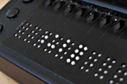 Das Bild zeigt den Ausschnitt einer Braillezeile